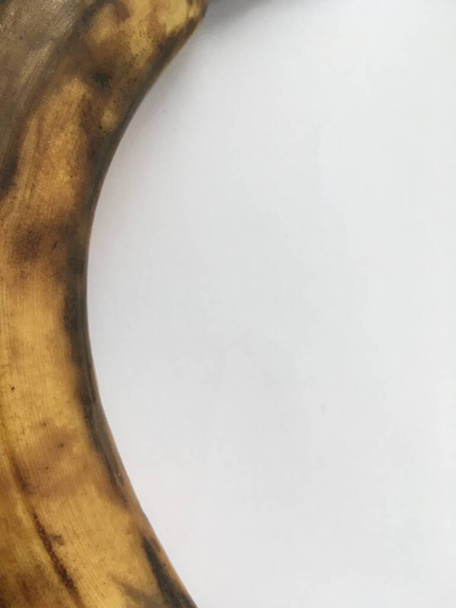 Szokatlan minimalista tapéta. Érett nagy banán. Gyümölcsösség. - Fotó, kép