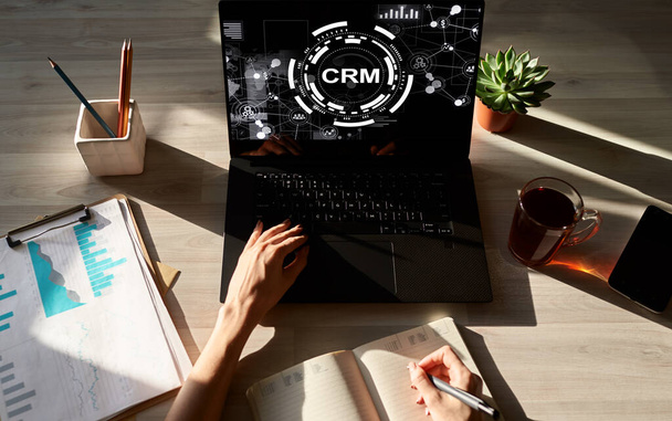 CRM - ügyfélkapcsolat-kezelő rendszer koncepciója a képernyőn. - Fotó, kép