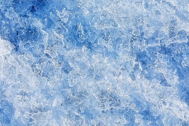 Υφή πάγου στην παγωμένη λίμνη. Μπλε χρώμα φόντου. - Φωτογραφία, εικόνα