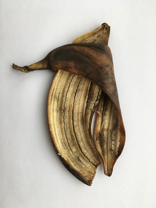 Az érett banán sötét héjának elvont összetétele. Minimalista művészet. - Fotó, kép