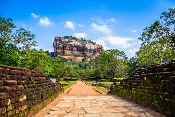 シギリヤまたはライオン岩-前景にレンガの壁を持つ古代の岩の要塞, Dambulla,中央省,スリランカ - 写真・画像