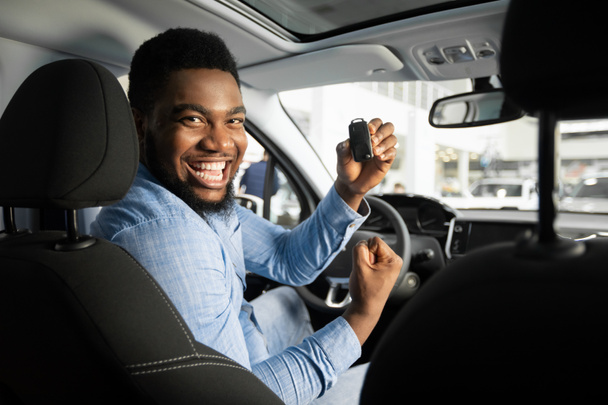 Joyful Guy Holding Auto Key Shaking Fists Sitting In Car - Foto, Bild