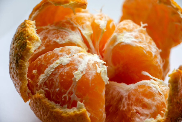 mandarine juteuse, à moitié pelée, non couverte
 - Photo, image