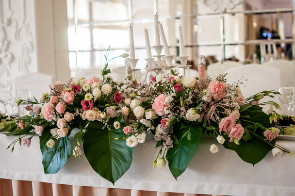 Kleurrijke bloemen op de witte tafel - Foto, afbeelding