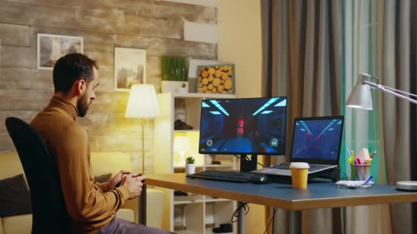 ジョイスティックでビデオゲームをプレイするひげそりのエンジニア - 映像、動画