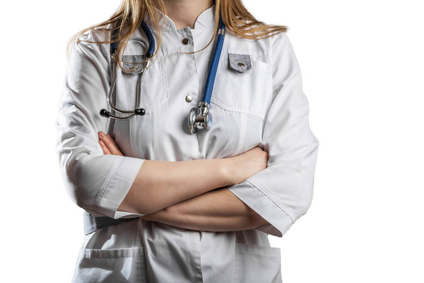 Здравоохранение и медицинское понятие. Медицина женщина-врач со скрещенными руками и стетоскопом на шее в больнице
. - Фото, изображение