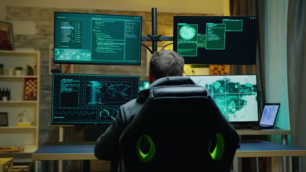 Hacker deitado de volta em sua cadeira ao usar o computador powerfull
 - Filmagem, Vídeo