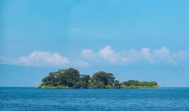 Une belle île verte dans les belles eaux tropicales bleues du lac Toba en Indonésie
 - Photo, image