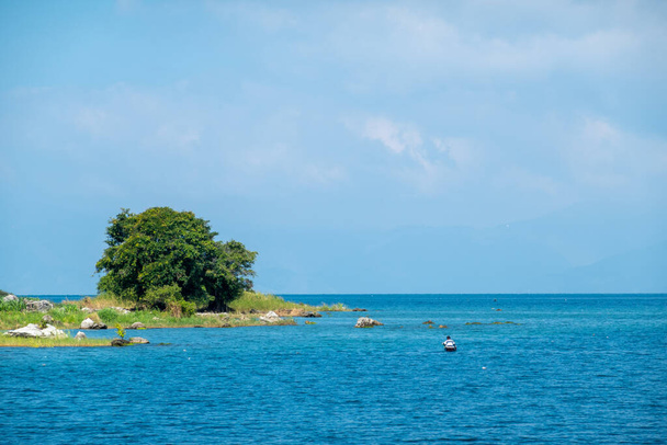 Endonezya 'daki Toba Gölü' nün Güzel Mavi Tropikal Suları 'nda Güzel Yeşil Bir Ada - Fotoğraf, Görsel