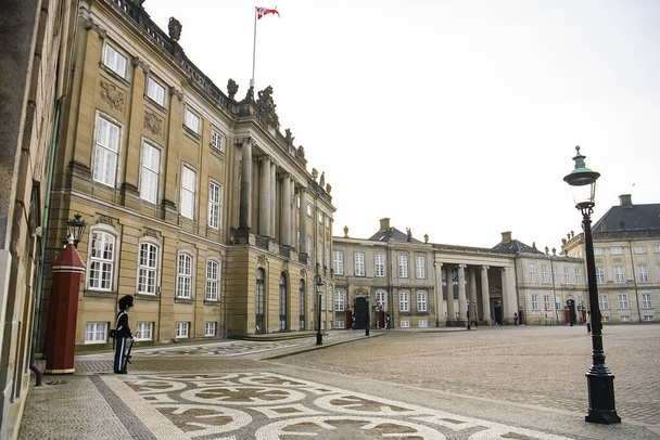 Kraliyet Muhafızları, Den Kongelige Livgarde Kopenhag 'daki Kraliyet Amalienborg Sarayı' nda. - Fotoğraf, Görsel