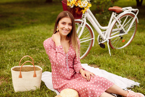 Cheerful woman during picnic in park - Foto, Bild