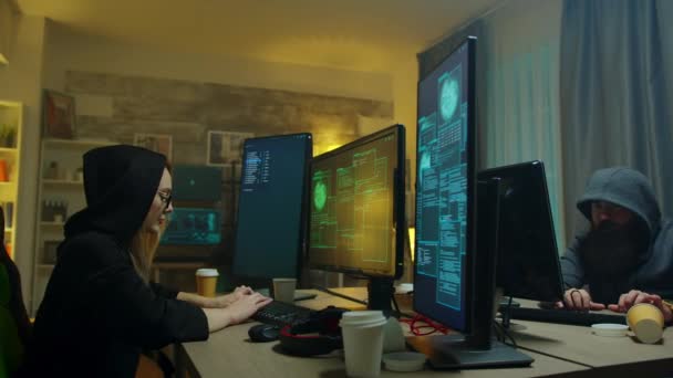 Chica hacker emocionada después de obtener acceso concedido en el ataque cibernético
 - Imágenes, Vídeo