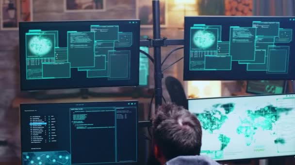 Cibercriminoso animado depois de um hack bem sucedido
 - Filmagem, Vídeo