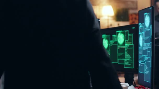 Hackeadora organizada y su equipo robando información
 - Imágenes, Vídeo