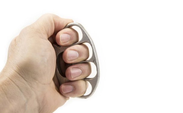Железный кулак с рукой для самообороны или борьбы на белом
 - Фото, изображение
