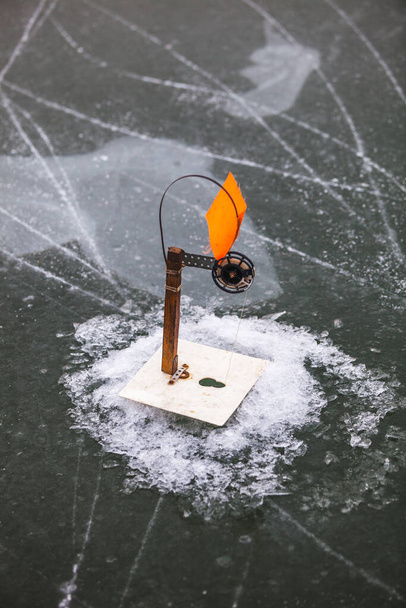 凍った川で冬の釣り。旗で対処する - 写真・画像