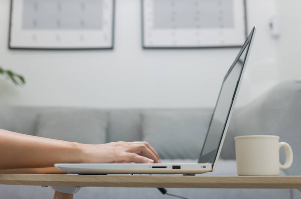 Kobieta pisze na laptopie, Pracuje w domu, wykonawca, freelance, social media - Zdjęcie, obraz
