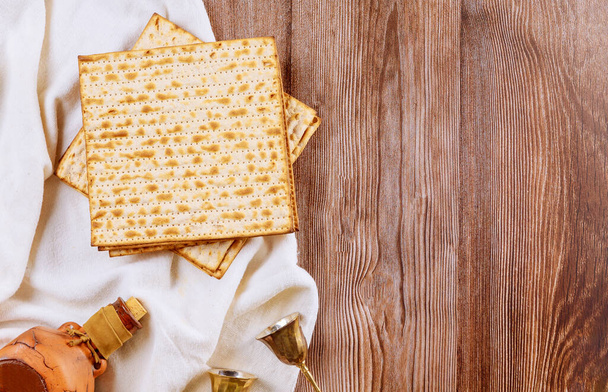 Pasqua matzoh ebraico vacanza pane e vino kosher tazza su sfondo tavolo di legno
. - Foto, immagini