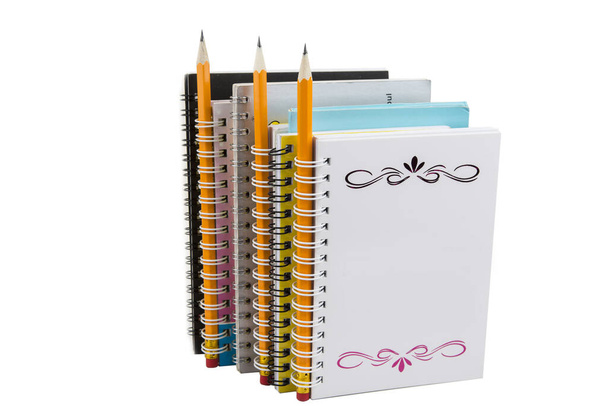 Στοίβα από πολύχρωμα σημειωματάρια με μολύβια που απομονώνονται σε λευκό - Φωτογραφία, εικόνα