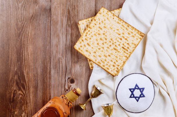 Matzohユダヤ人の休日赤コーシャワインとともにmatzah a過越のハガダ - 写真・画像