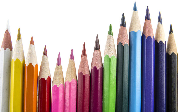 Οξυσμένα χρωματιστά μολύβια στο λευκό φόντο - Φωτογραφία, εικόνα