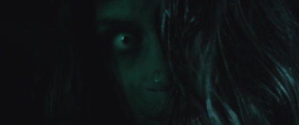 Děsivá strašidelná zombie žena s bílýma očima a zakrvácenou tváří. Strašidelný pohled. Žena se mění v zombie koncept. Hororový záběr. Zblízka, zpomalený film, filmový pohled. BMPCC 4K - Záběry, video
