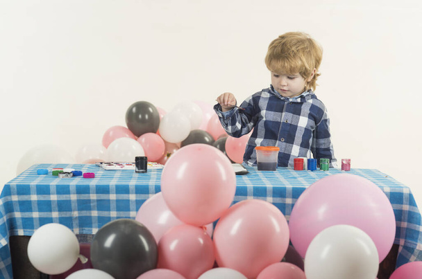 Вечірка на повітряній кулі. Дитина. Хлопчик з повітряними кульками. Дитяча кімната для творчої діяльності
. - Фото, зображення