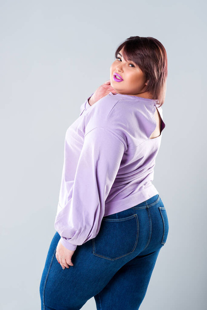 Plus size fashion model in casual clothes, fat woman on gray background, body positive concept - Foto, Bild