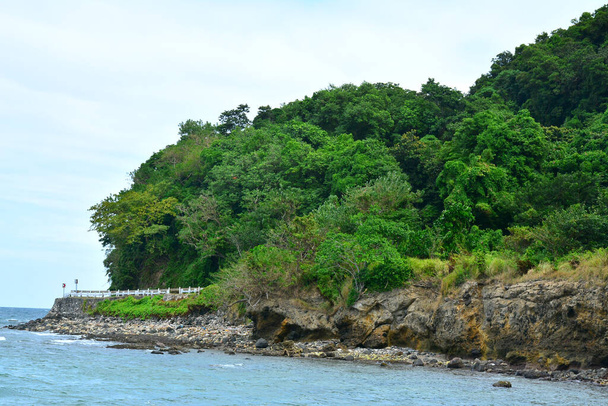 Caminho de estrada com paisagem natural na ilha de Corregidor, Cavite, Filipinas
 - Foto, Imagem
