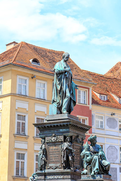 Γκρατς, Αυστρία. Erzherzog Johann σιντριβάνι στο Hauptplatz. (Πηγή Erzherzog-Johann-Brunnendenkmal) - Φωτογραφία, εικόνα