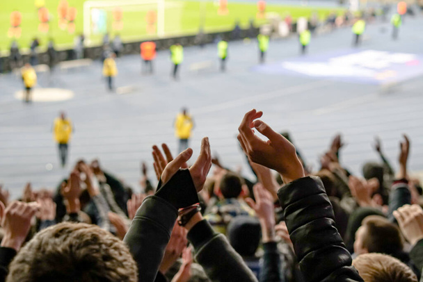 But ! La foule de supporters de football et les fans applaudir au studium
. - Photo, image