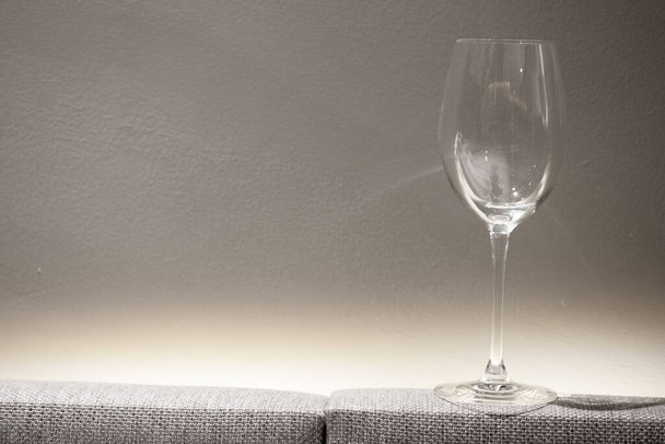 Κενό ποτήρι κρασί στο κεφάλι κρεβάτι - Φωτογραφία, εικόνα