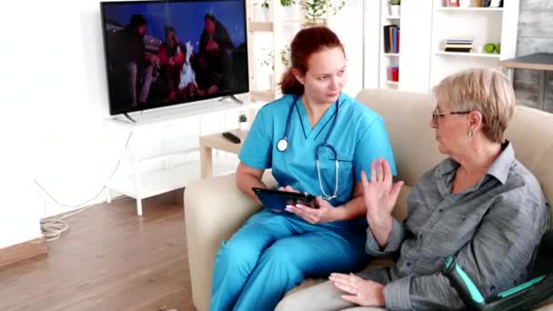 Nainen sairaanhoitaja tilalla tabletti PC vanhainkodissa
 - Materiaali, video