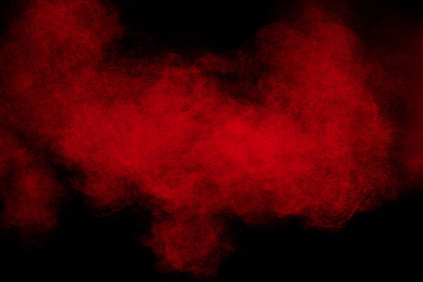 Siyah zemin üzerinde kırmızı barutun soyut patlaması. Kırmızı barutun hareketini dondur.. - Fotoğraf, Görsel