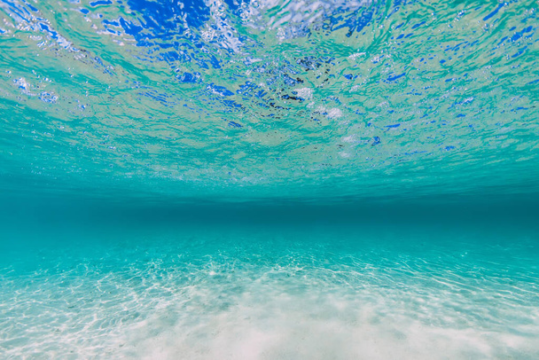 Oceano tropical transparente com fundo arenoso subaquático em trópicos
 - Foto, Imagem