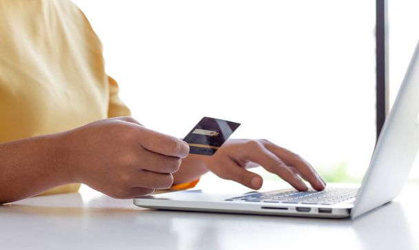 Kobiety korzystają z rejestru laptopów za pomocą kart kredytowych do dokonywania zakupów online, Zakupy online lub koncepcji technologii internetowych. - Zdjęcie, obraz