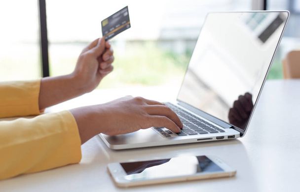 A nők használják laptop regiszter keresztül hitelkártyák, hogy az online vásárlás, Online vásárlás vagy internetes technológia koncepció. - Fotó, kép