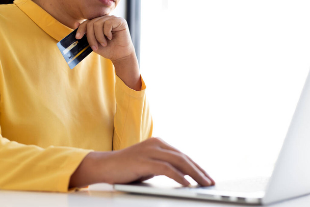 Las mujeres usan el registro de computadoras portátiles a través de tarjetas de crédito para realizar compras en línea, compras en línea o concepto de tecnología de Internet
. - Foto, Imagen
