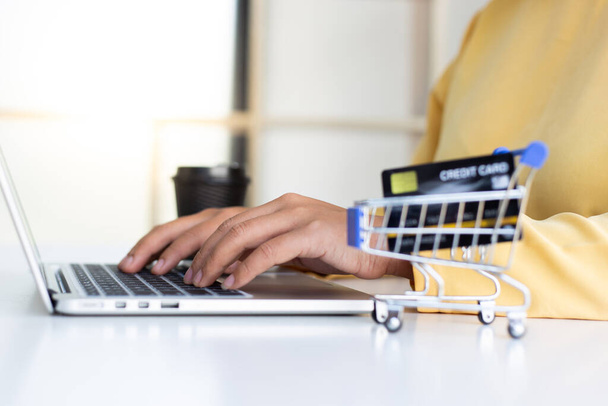 Οι γυναίκες χρησιμοποιούν το μητρώο laptop μέσω πιστωτικών καρτών για να κάνουν online αγορές, online αγορές ή την έννοια της τεχνολογίας Διαδικτύου. - Φωτογραφία, εικόνα
