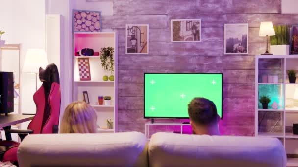 Fiatal pár élvezi játszani online játékok együtt - Felvétel, videó