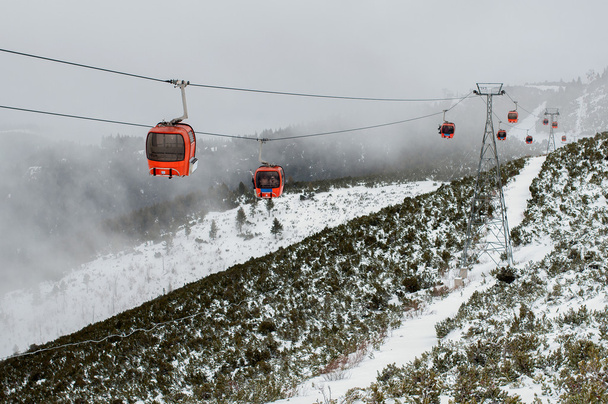 cabine lift in sneeuw bergen - Foto, afbeelding