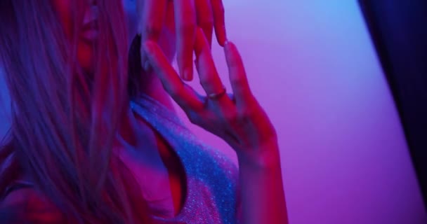 Fashion model girl in neon light - Filmagem, Vídeo