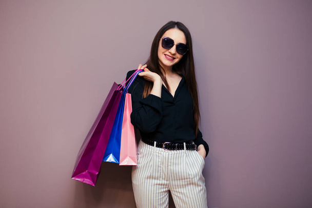 Young happy summer shopping woman with shopping bags isolated on background. - Foto, imagen