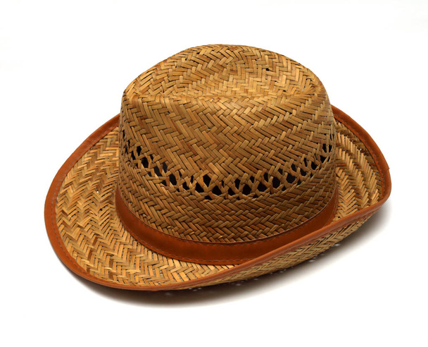 sombrero de paja masculino sobre un fondo blanco de cerca
 - Foto, Imagen
