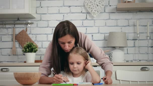 Mother Helping Daughter To Draw With Felt Pen - Záběry, video