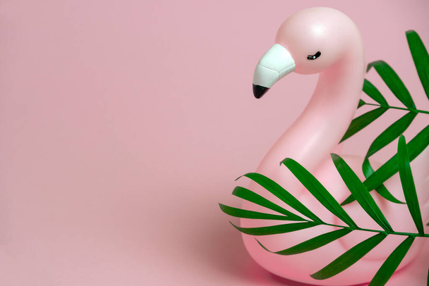 minimal summer fashion pastel pink background with pink flamingo and green palm leaves - 写真・画像