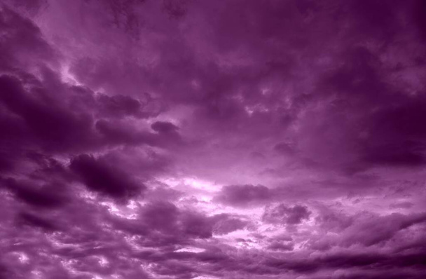 夕方には劇的な暗い曇り嵐空 - 写真・画像