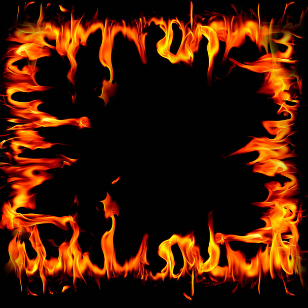 Flamme quadratische Feuerflammen auf schwarzem Hintergrund abstrakter Kunst, brennende rote Funken steigen auf, feurig orange glühende fliegende Partikel - Foto, Bild