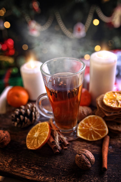 warming tea with lemon and cloves on a winter day - Foto, Imagem