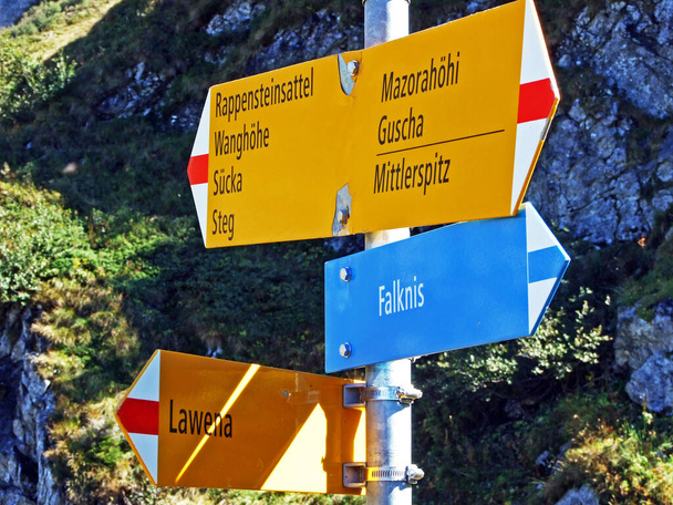 Trilhas marcadas para caminhadas e caminhadas no maciço da montanha fronteiriça de Ratikon ou Raetikon Grenzmassiv, Mainfeld - Cantão de Grisões (Graubunden ou Graubuenden), Suíça
 - Foto, Imagem